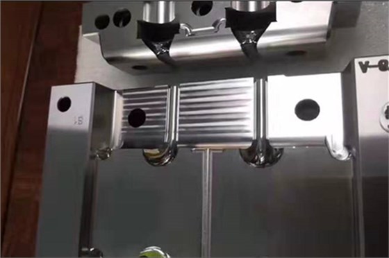 深圳藍(lán)牙耳機(jī)模具哪家好？博騰納出品耳機(jī)有分模線但你看不見！
